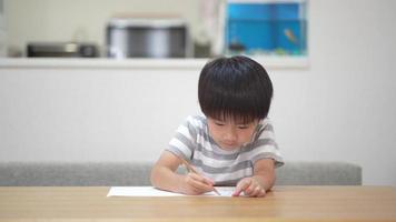 menino desenhando em casa video