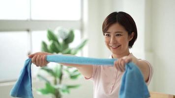 imagen de un cuidador haciendo ejercicios con toallas