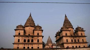 vue matinale des cénotaphes royaux chhatris d'orchha, madhya pradesh, inde, orchha la cité perdue de l'inde, sites archéologiques indiens video