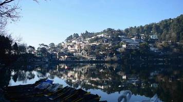 vista completa do lago naini durante a noite perto da estrada do shopping em nainital, uttarakhand, índia, bela vista das montanhas e céu azul ao lado do lago nainital video