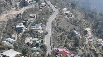 ovanifrån från luften av trafikfordon som kör på bergsvägar vid nainital, uttarakhand, Indien, utsikt från toppen av berget för förflyttning av trafikfordon video