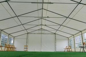 gran carpa vacía, carpa para conferencias, bodas y fiestas. foto