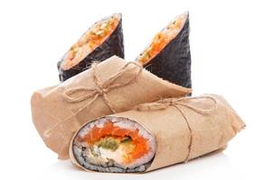 burrito de sushi - nuevo concepto de comida de moda foto