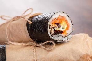 burrito de sushi - nuevo concepto de comida de moda foto