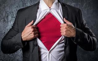 hombre abriendo su camisa foto