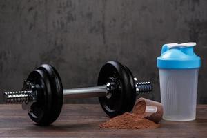 dumbell y proteina en polvo foto