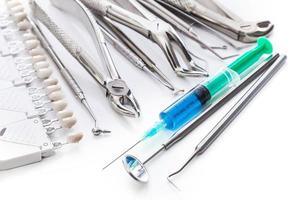 herramientas dentales y jeringa con anestesia foto