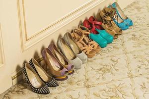 diferentes zapatos femeninos con tacones altos foto