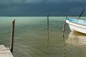 un barco en el agua foto