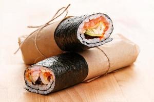 burrito de sushi - nuevo concepto de comida de moda foto