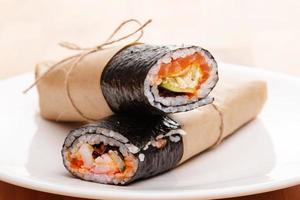 burrito de sushi - nuevo concepto de comida de moda foto