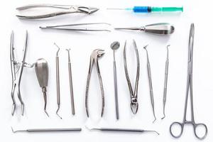 herramientas dentales sobre fondo blanco foto
