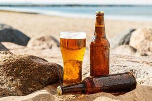 cerveza en la playa foto