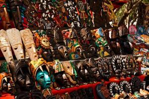 diferentes recuerdos de madera en el mercado mexicano local foto