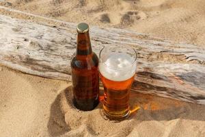 cerveza en la playa foto