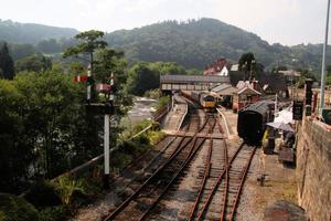 llangollen en gales en junio de 2020. una vista de la estación de tren de llangollen foto