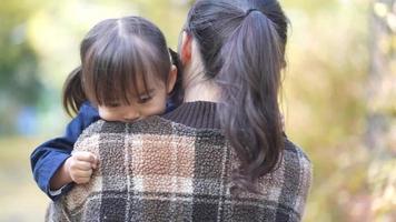 ragazza assonnata abbracciata dalla madre video