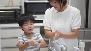 genitori e figli a lavarsi le mani video