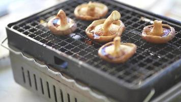 gegrilltes Shiitake-Pilz-Barbecue-Bild video