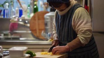 mujer cocinando en casa video