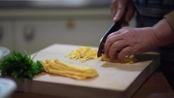 vrouw thuis koken video