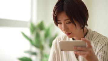 una mujer estudiando en un teléfono inteligente video