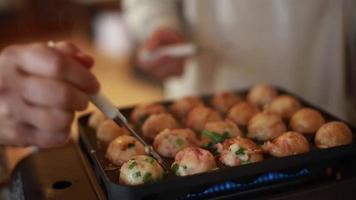 mujer horneando takoyaki video