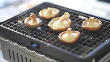 gegrilde shiitake-paddenstoelen barbecue afbeelding video