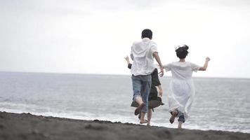 hombres y mujeres corriendo hacia el mar video