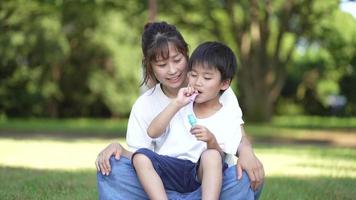 ouders en kinderen spelen met zeepbellen video