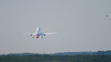 dusseldorf, allemagne 21 juillet 2017 - airbus 320 d aeww eurowings décoller et monter au coucher du soleil. aéroport de Düsseldorf video