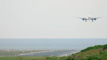 avión de fuselaje ancho acercándose antes de aterrizar en el aeropuerto internacional de phuket. video
