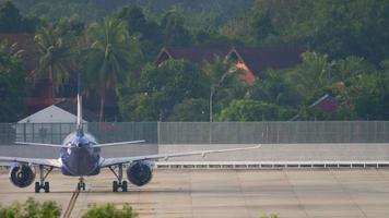 filmagem vista traseira do avião a jato nos táxis do aeródromo para o terminal. aeroporto em uma ilha tropical video