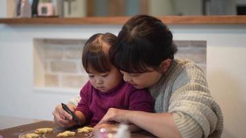 Eltern und Kinder, die Süßigkeiten herstellen video