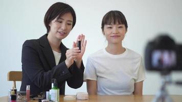 A woman who introduces cosmetics through video distribution