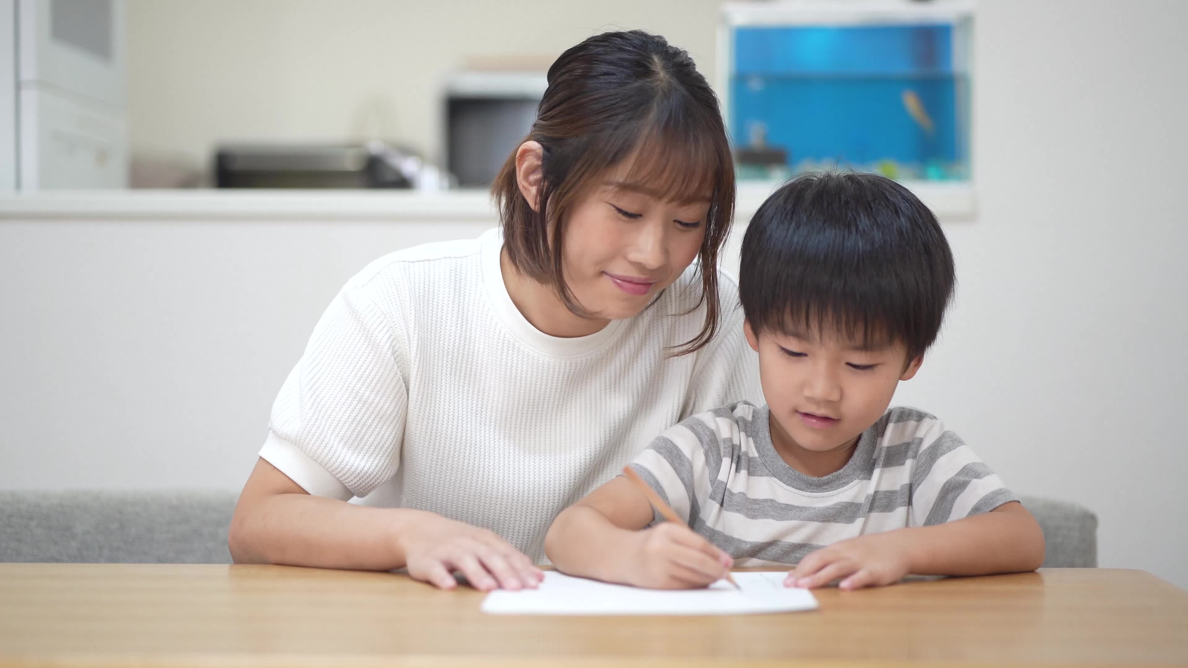 Parent and child drawing a picture photo