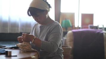 femme fabriquant un sac à la main video