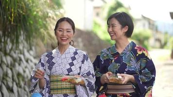 yukata kvinna som går med jojo och yakisoba video