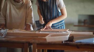 donna che fa le tagliatelle di grano saraceno video