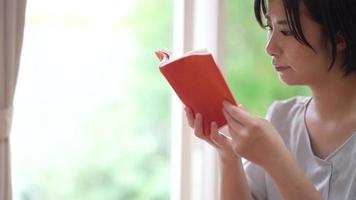 mujer leyendo en casa video