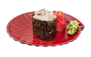 sushi de especias con rodajas de anguila ahumada, pollo y caviar de pez volador aislado en fondo blanco foto