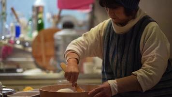 mujer mezclando arroz con vinagre video