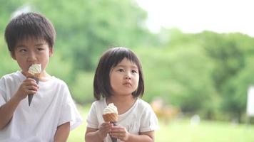 niños comiendo crema blanda video