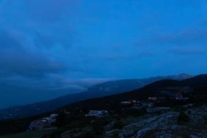 Valle de montaña durante el amanecer. paisaje natural de verano foto