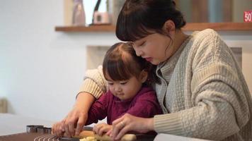 genitori e bambini che preparano dolci video