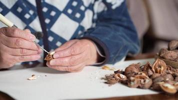 una mujer sacando nueces video