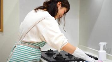 une femme qui nettoie une cuisinière à gaz video