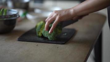 mains d'une femme pour cuisiner video