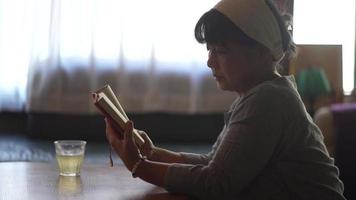 mujer leyendo en casa video