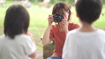 moeder die foto's van kinderen maakt video